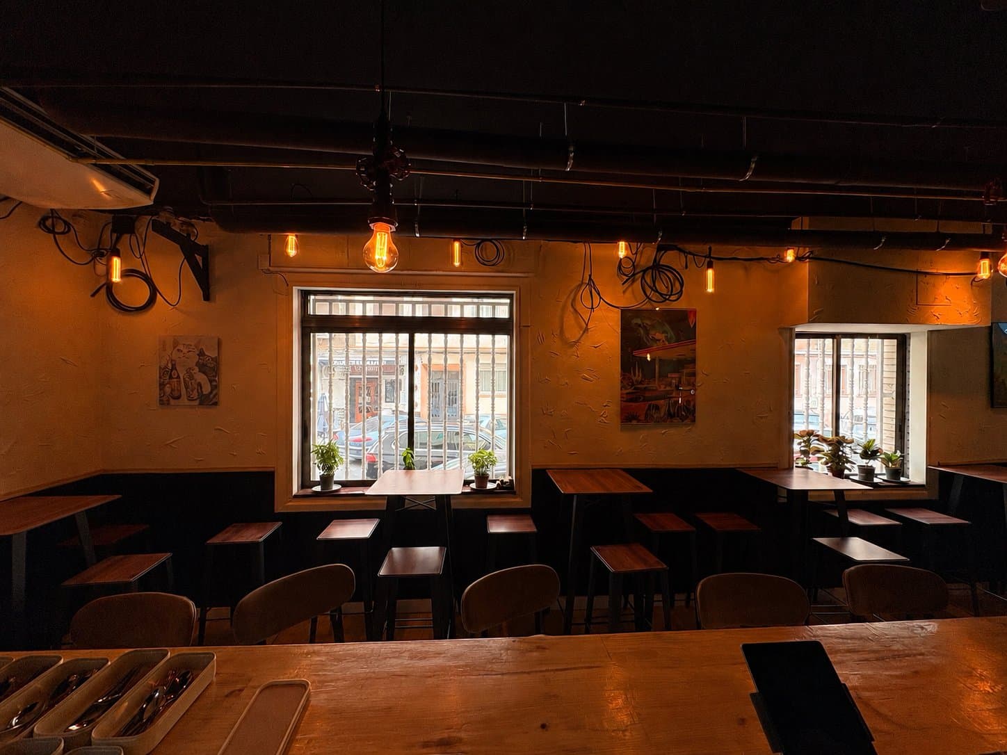 Interior del SOI Restaurant & Bar en Zaragoza — ambiente íntimo y elegante
